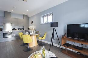 Elliot Oliver - Luxurious Two Bedroom Apartment in The Docks