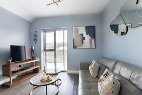 Elliot Oliver - Luxurious Two Bedroom Apartment in The Docks