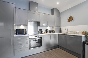Elliot Oliver - Luxurious Two Bedroom Apartment in The Docks