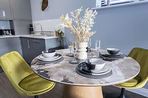 Elliot Oliver - Luxurious Two Bedroom Apartment in The Docks