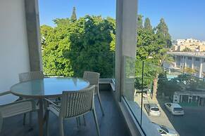 Phaedrus Living Coral Suites Horizon