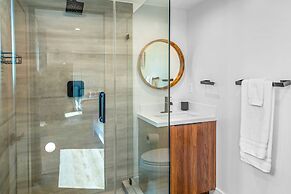 Stylish Sherman Oaks Townhouse W/ 3 Master Suites