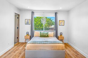 Stylish Sherman Oaks Townhouse W/ 3 Master Suites