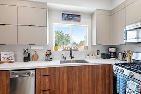 Stylish Sherman Oaks Townhouse W/ 3 Master Suites