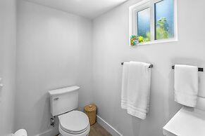 Stylish Sherman Oaks Townhouse W/ 3 Master Suites