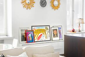 Spacious apt on Tranquil Courtyard