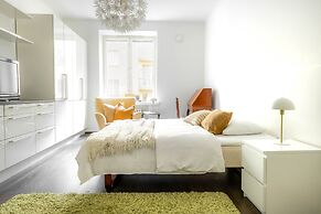 Spacious apt on Tranquil Courtyard