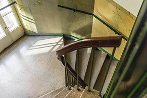 Spacious apt on Tranquil Courtyard