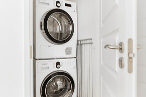 Spacious apt on Tranquil Courtyard