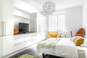 Spacious apt on Tranquil Courtyard