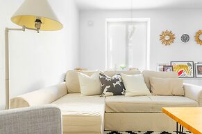 Spacious apt on Tranquil Courtyard