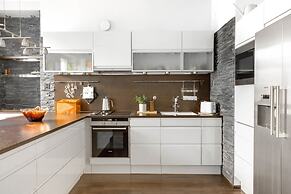 Spacious apt on Tranquil Courtyard