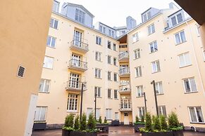 Spacious apt on Tranquil Courtyard