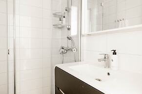 Spacious apt on Tranquil Courtyard