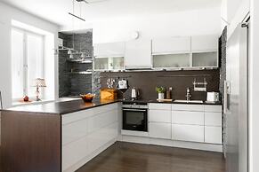 Spacious apt on Tranquil Courtyard