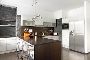 Spacious apt on Tranquil Courtyard