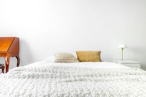 Spacious apt on Tranquil Courtyard