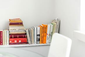 Spacious apt on Tranquil Courtyard