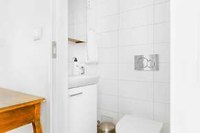 Spacious apt on Tranquil Courtyard