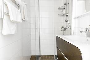 Spacious apt on Tranquil Courtyard