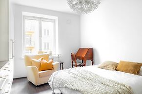 Spacious apt on Tranquil Courtyard