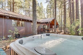 Pinetop Cabin w/ 2 Fireplaces & Hot Tub!