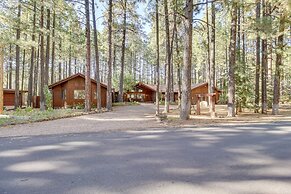 Pinetop Cabin Paradise w/ 2 Fireplaces & Hot Tub!