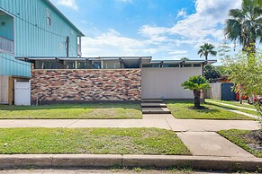 Walk to Beach: Galveston Vacation Rental!