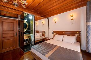 Valeria Antique 1892 Sultanahmet