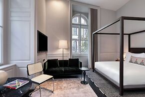 Dorothea Hotel, Budapest, Autograph Collection