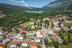 Pool House Beba Tribalj Lake