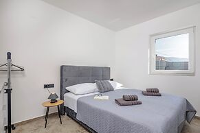 Pool House Beba Tribalj Lake