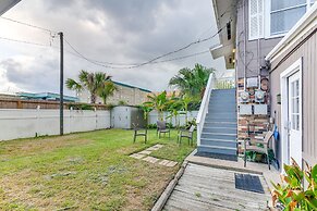 Walk to Beach: Cozy Unit in Galveston!