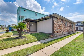 Walk to Beach: Cozy Unit in Galveston!