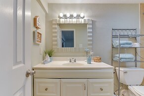 Walk to Beach: Cozy Unit in Galveston!