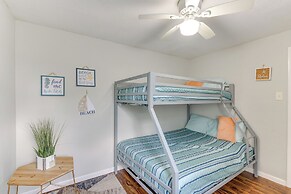 Walk to Beach: Cozy Unit in Galveston!