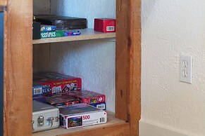 Cabin w/ Deck, Fire Pit & Big Bear Lake Access!