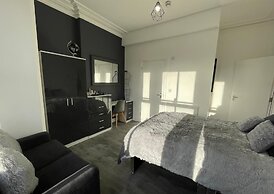 6 Bedroom 5 Shower rm House in Central Nottingham