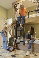 Ventiuna Hotel & Hostel