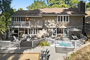 Hidden Oaks Farmhouse by Avantstay Hot Tub, Deck