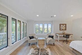 Hidden Oaks Farmhouse by Avantstay Hot Tub, Deck