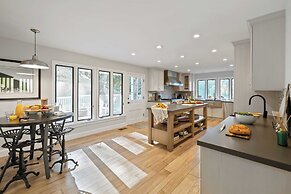 Hidden Oaks Farmhouse by Avantstay Hot Tub, Deck