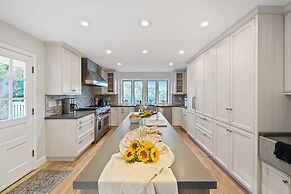 Hidden Oaks Farmhouse by Avantstay Hot Tub, Deck