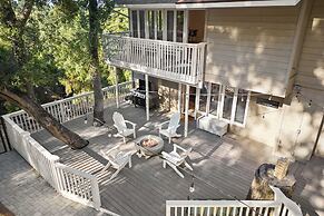 Hidden Oaks Farmhouse by Avantstay Hot Tub, Deck