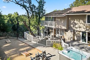 Hidden Oaks Farmhouse by Avantstay Hot Tub, Deck