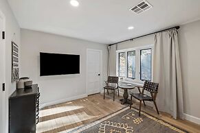 Hidden Oaks Farmhouse by Avantstay Hot Tub, Deck