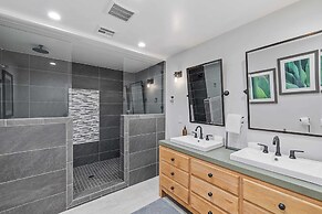 Hidden Oaks Farmhouse by Avantstay Hot Tub, Deck