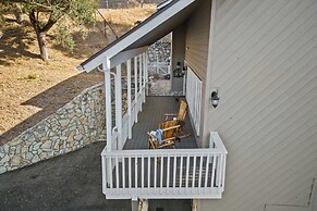 Hidden Oaks Farmhouse by Avantstay Hot Tub, Deck