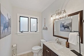 Hidden Oaks Farmhouse by Avantstay Hot Tub, Deck