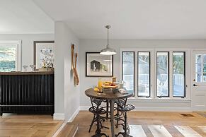 Hidden Oaks Farmhouse by Avantstay Hot Tub, Deck